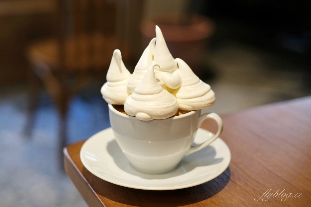 台中北區｜圓環咖啡梅川店，台中早午餐Roundabout 2店，藍色建築典雅又好拍 @飛天璇的口袋