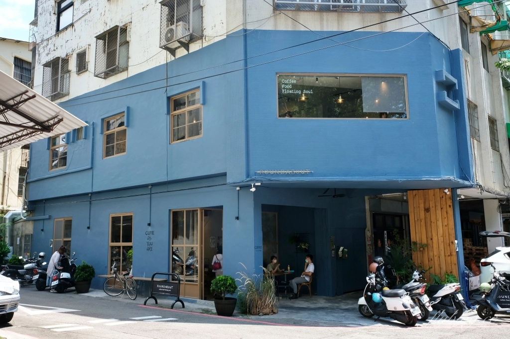 台中北區｜圓環咖啡梅川店，台中早午餐Roundabout 2店，藍色建築典雅又好拍 @飛天璇的口袋