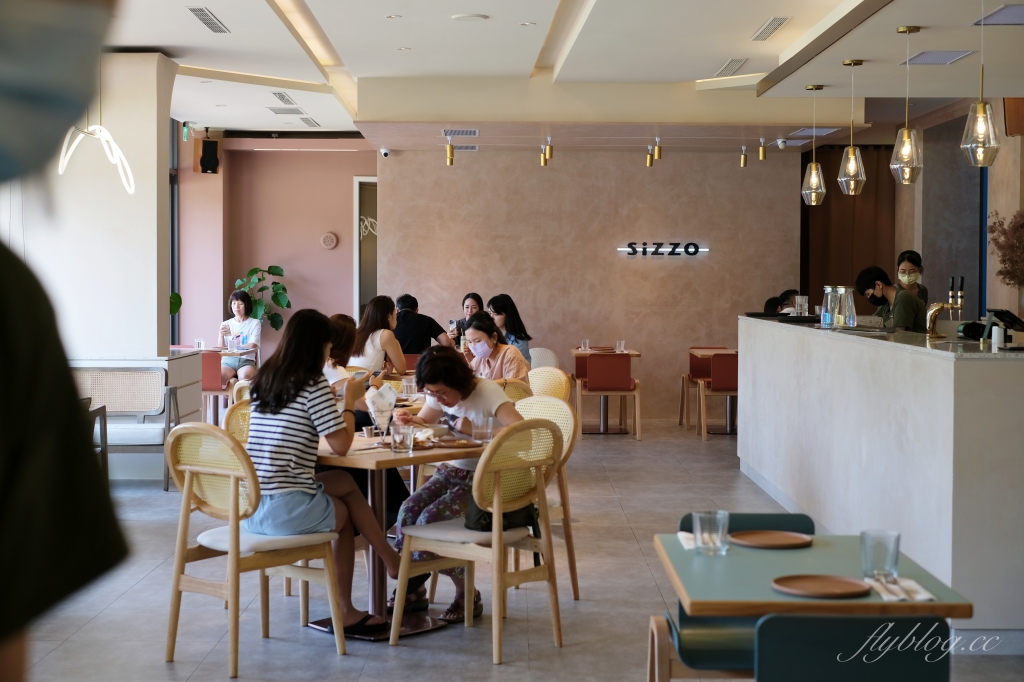 台中西屯｜SiZZO 款款好食．好食慢慢新品牌，座擁大片落地窗，中科潛立方旅館 @飛天璇的口袋