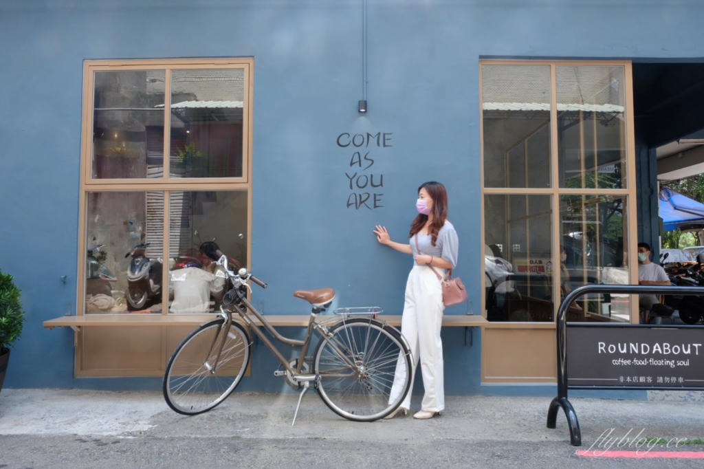 台中北區｜圓環咖啡梅川店，台中早午餐Roundabout 2店，藍色建築典雅又好拍 @飛天璇的口袋