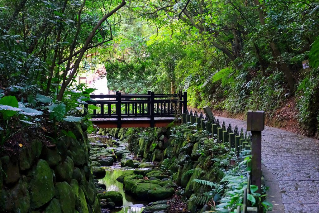 台北信義｜虎山溪步道，台北市區潺潺溪流山林美景，夢幻石砌拱橋的親水步道 @飛天璇的口袋