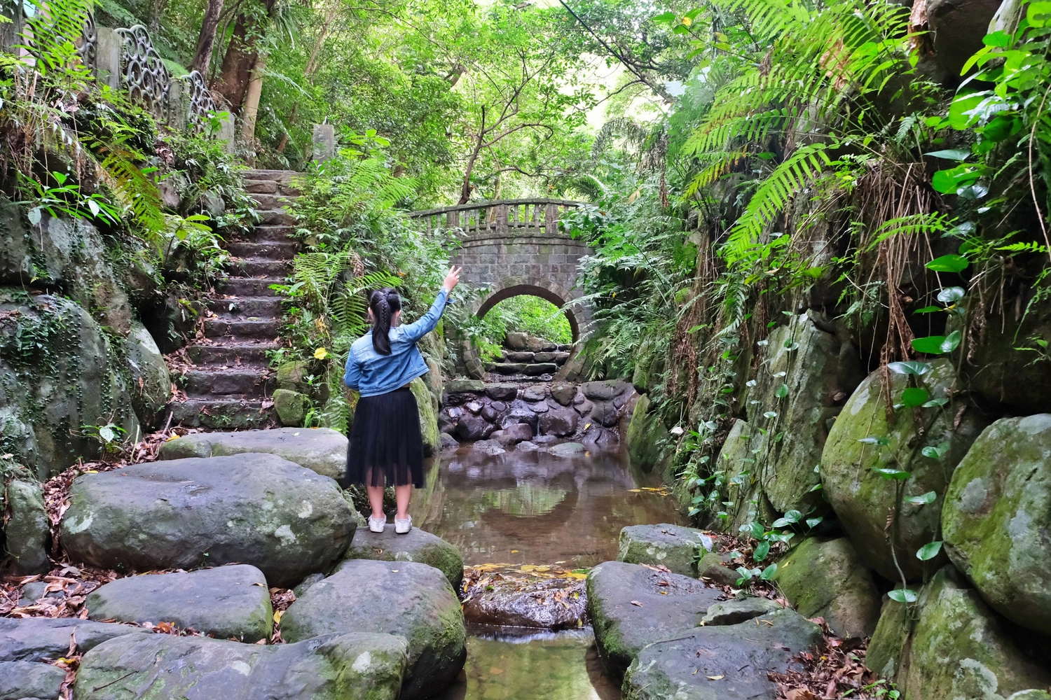 台北信義｜虎山溪步道，台北市區潺潺溪流山林美景，夢幻石砌拱橋的親水步道 @飛天璇的口袋