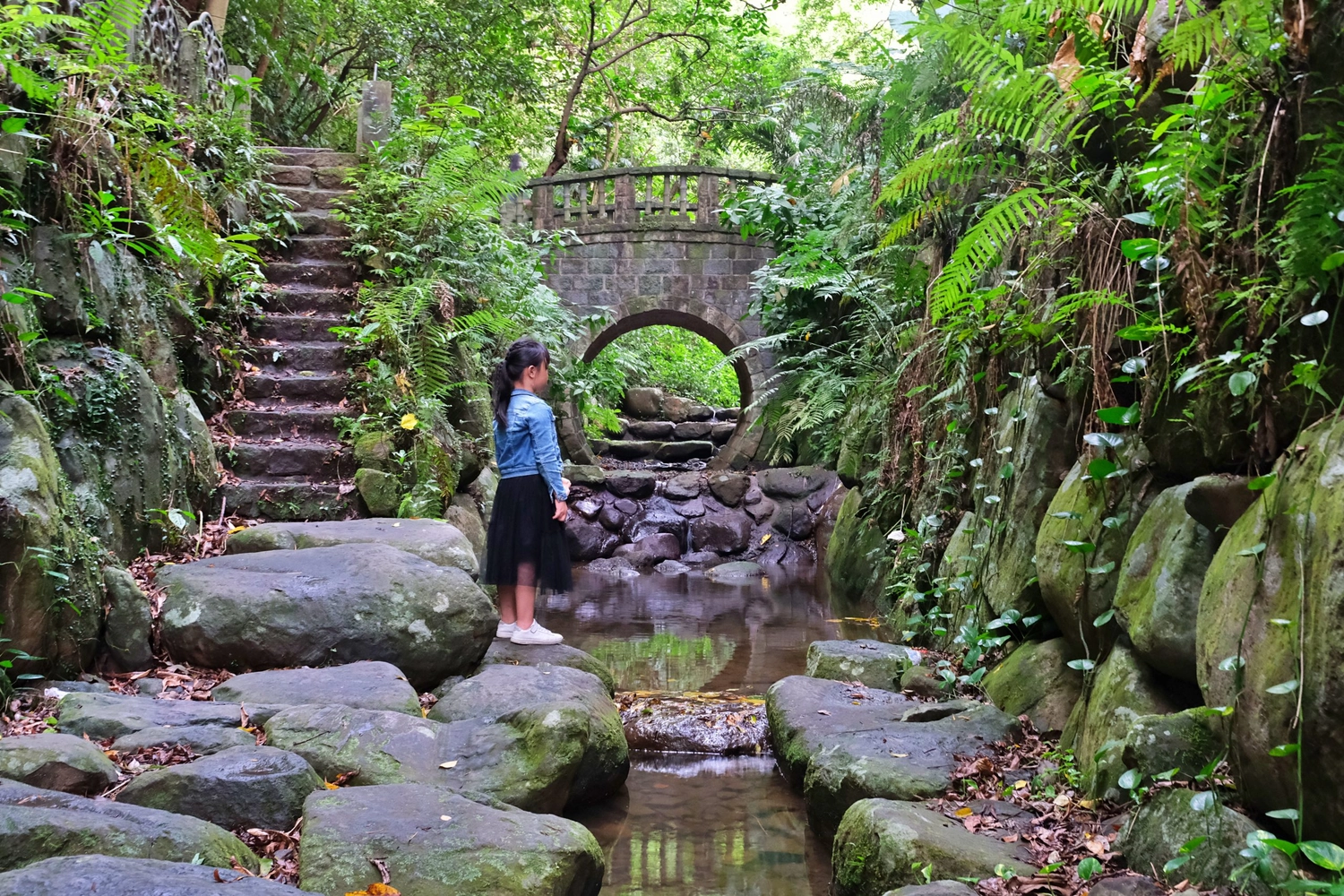 台北信義｜虎山溪步道，台北市區潺潺溪流山林美景，夢幻石砌拱橋的親水步道 @飛天璇的口袋