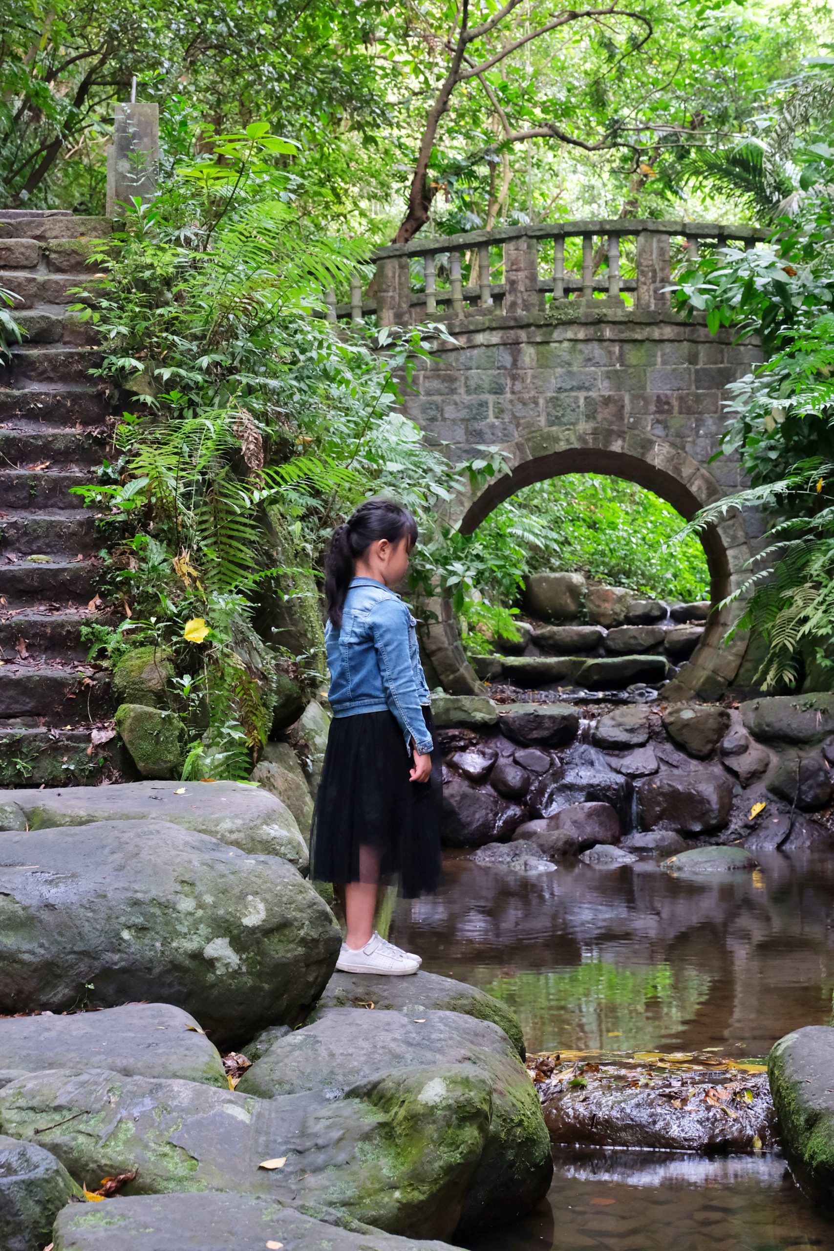 台北信義｜虎山溪步道，台北市區潺潺溪流山林美景，夢幻石砌拱橋的親水步道 @飛天璇的口袋
