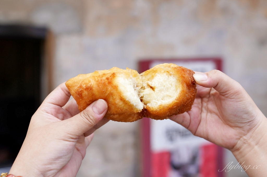 金門金城｜和記油條．地下室賣油條？金門百年條油老店，回鄉客人幾十條的購買 @飛天璇的口袋