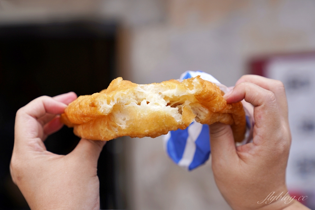 金門金城｜和記油條．地下室賣油條？金門百年條油老店，回鄉客人幾十條的購買 @飛天璇的口袋