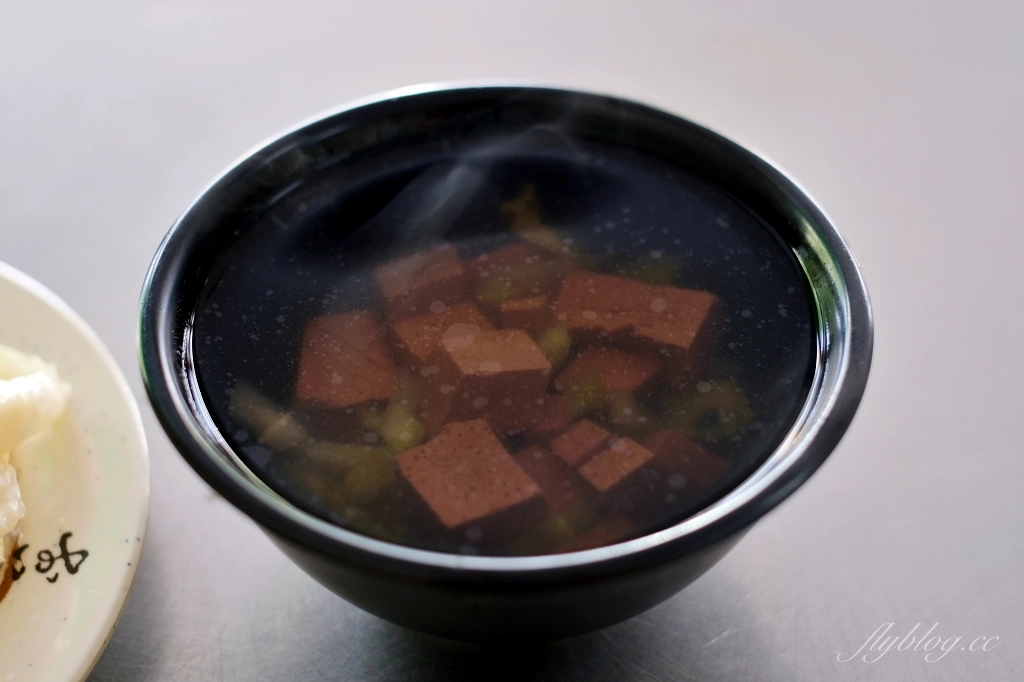 台中北屯｜原太原火車站臭豆腐，酥脆又多汁的臭豆腐，豬血湯免費喝到飽 @飛天璇的口袋