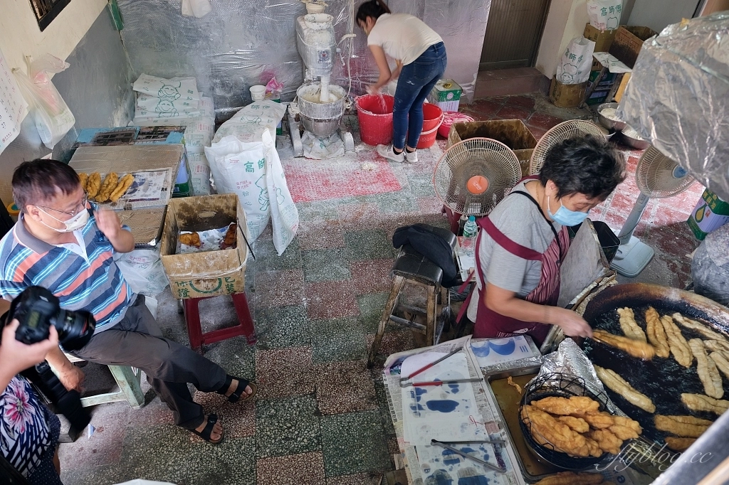 金門金城｜和記油條．地下室賣油條？金門百年條油老店，回鄉客人幾十條的購買 @飛天璇的口袋