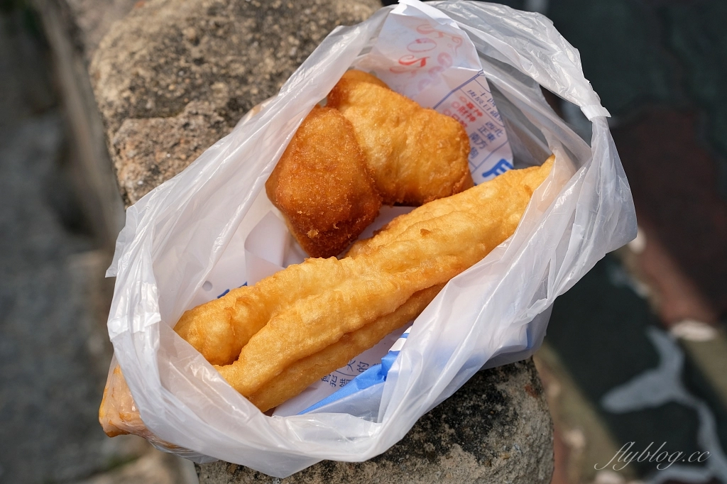 金門金城｜和記油條．地下室賣油條？金門百年條油老店，回鄉客人幾十條的購買 @飛天璇的口袋