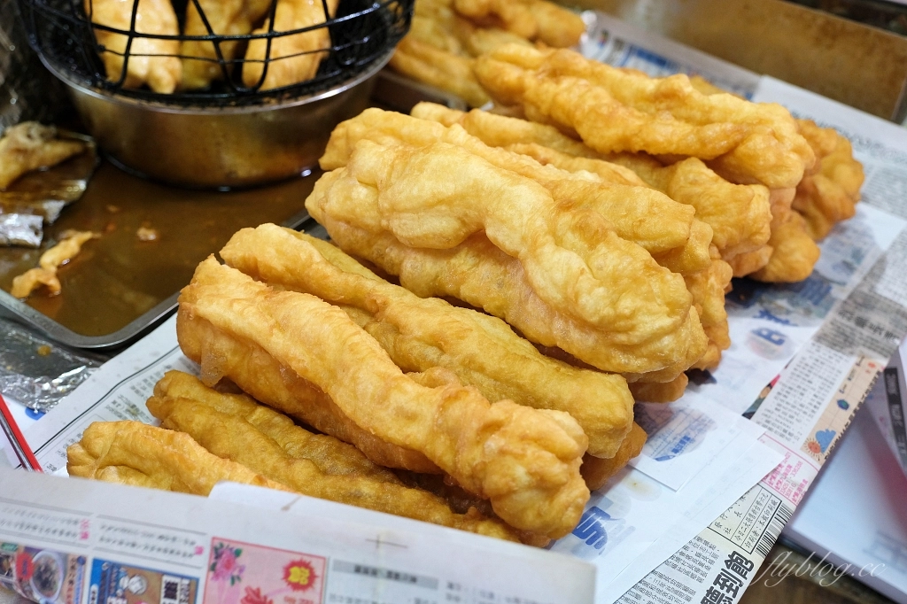 金門金城｜和記油條．地下室賣油條？金門百年條油老店，回鄉客人幾十條的購買 @飛天璇的口袋