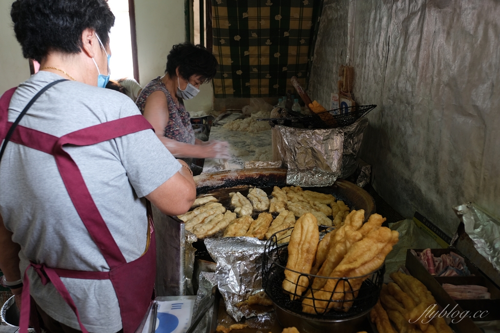 金門金城｜和記油條．地下室賣油條？金門百年條油老店，回鄉客人幾十條的購買 @飛天璇的口袋