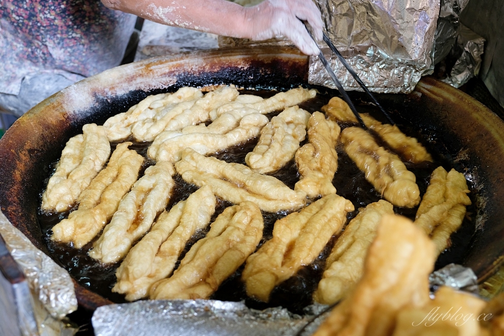 金門金城｜和記油條．地下室賣油條？金門百年條油老店，回鄉客人幾十條的購買 @飛天璇的口袋