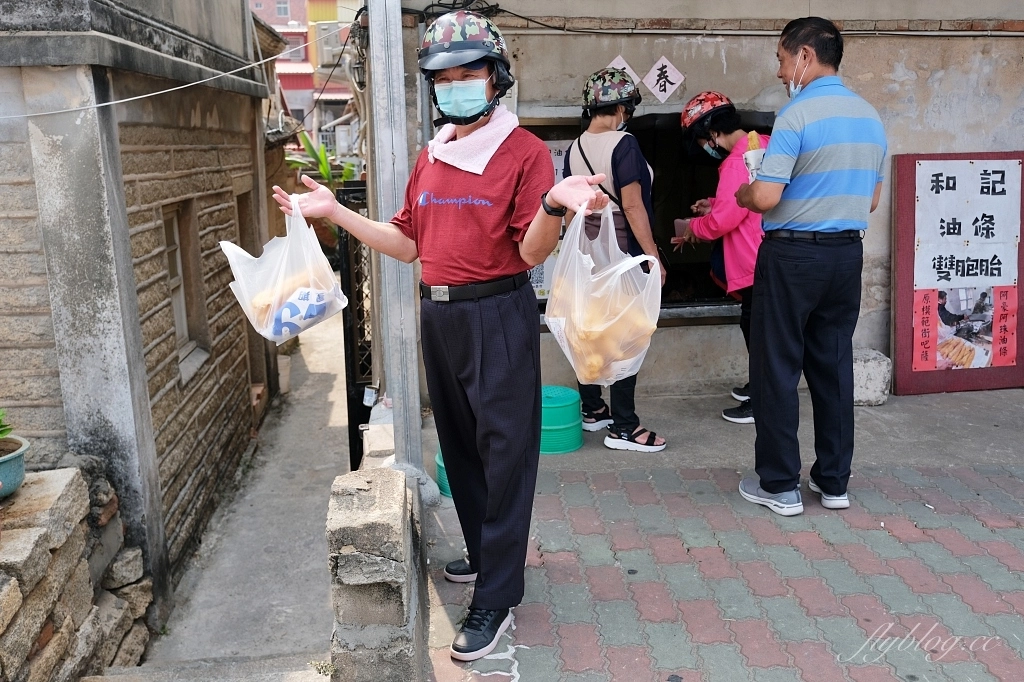 金門金城｜和記油條．地下室賣油條？金門百年條油老店，回鄉客人幾十條的購買 @飛天璇的口袋