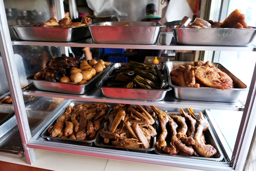 台中神岡｜風飛沙小吃店．在地人都知道的小吃店，必點臭豆腐和炸鵝肉 @飛天璇的口袋