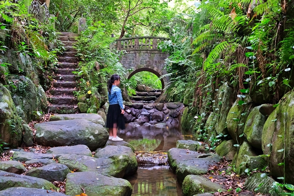 台北信義｜虎山溪步道，台北市區潺潺溪流山林美景，夢幻石砌拱橋的親水步道 @飛天璇的口袋