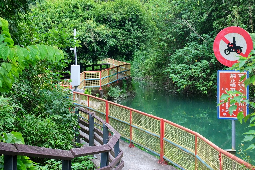 台中石岡｜電火圳生態步道，石岡半山腰的私房景點，沿著潺潺流水幽靜的林蔭步道 @飛天璇的口袋