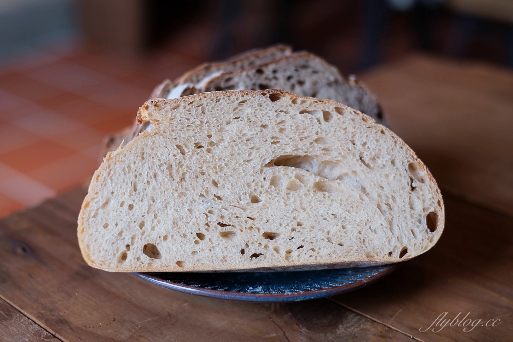 台中大肚｜一斤面包．紅橘色三合院裡的酸麵包焙烘坊，大肚山上的老宅飄著麵包香 @飛天璇的口袋