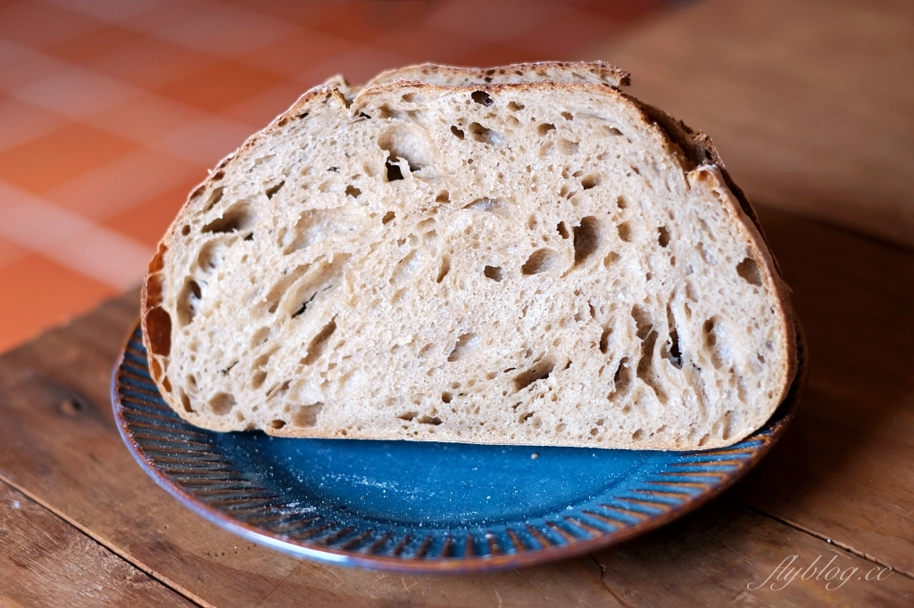 台中大肚｜一斤面包．紅橘色三合院裡的酸麵包焙烘坊，大肚山上的老宅飄著麵包香 @飛天璇的口袋