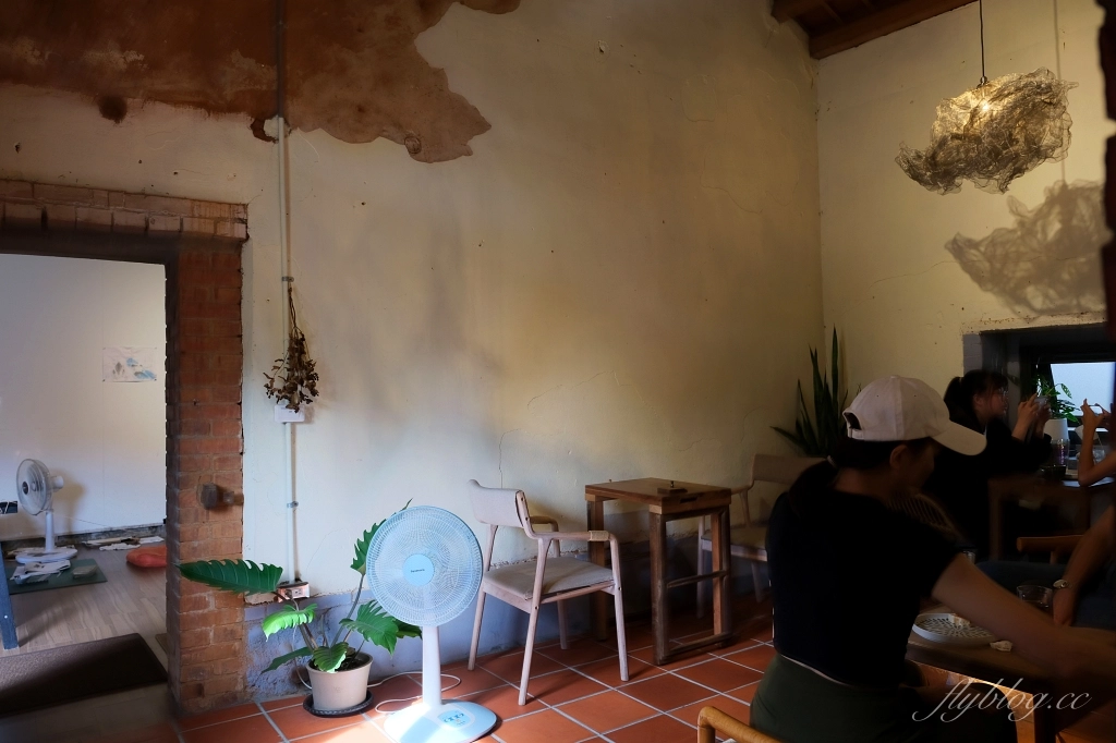 台中大肚｜一斤面包．紅橘色三合院裡的酸麵包焙烘坊，大肚山上的老宅飄著麵包香 @飛天璇的口袋