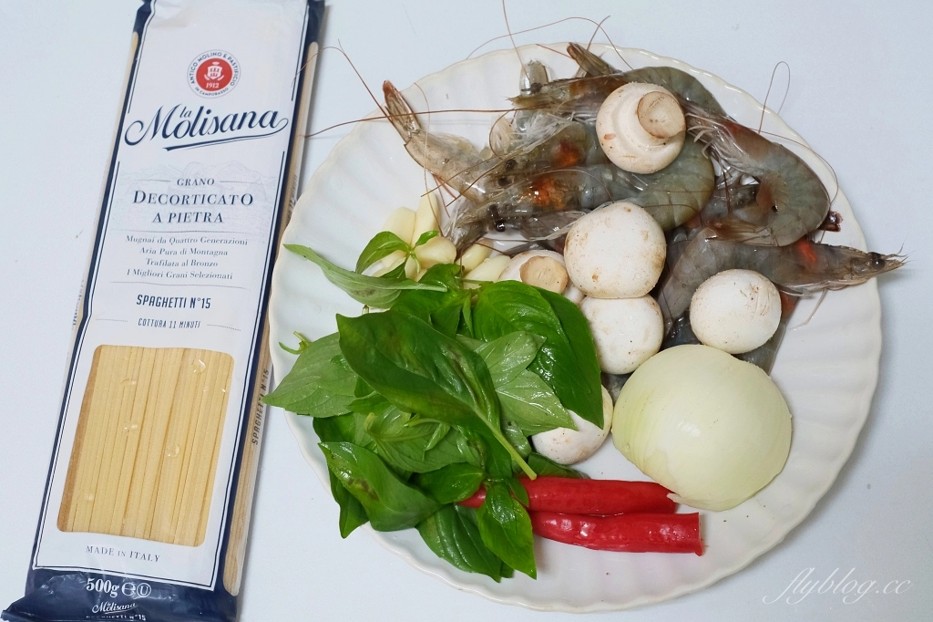 蒜香鮮蝦義大利麵做法｜簡單又好準備的清炒義大利麵食譜，15分鐘即可上桌 @飛天璇的口袋