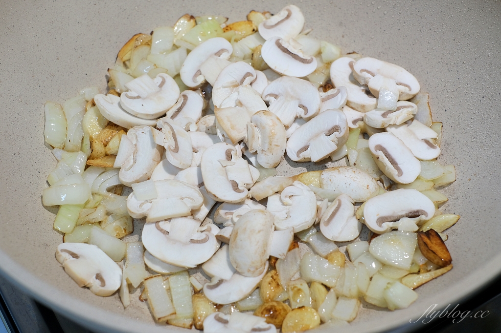 蒜香鮮蝦義大利麵做法｜簡單又好準備的清炒義大利麵食譜，15分鐘即可上桌 @飛天璇的口袋