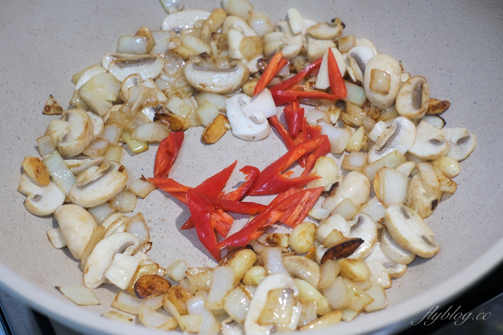 蒜香鮮蝦義大利麵做法｜簡單又好準備的清炒義大利麵食譜，15分鐘即可上桌 @飛天璇的口袋