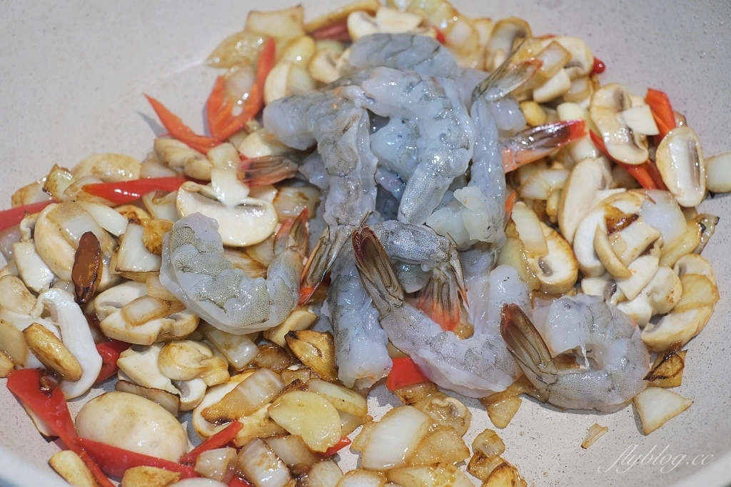 蒜香鮮蝦義大利麵做法｜簡單又好準備的清炒義大利麵食譜，15分鐘即可上桌 @飛天璇的口袋