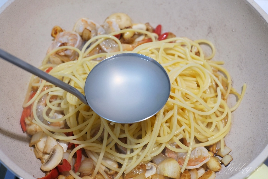 蒜香鮮蝦義大利麵做法｜簡單又好準備的清炒義大利麵食譜，15分鐘即可上桌 @飛天璇的口袋