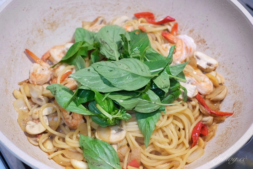 蒜香鮮蝦義大利麵做法｜簡單又好準備的清炒義大利麵食譜，15分鐘即可上桌 @飛天璇的口袋