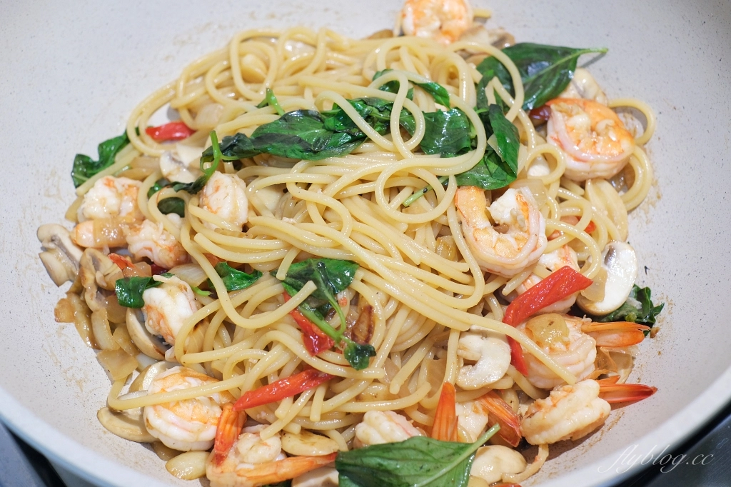 蒜香鮮蝦義大利麵做法｜簡單又好準備的清炒義大利麵食譜，15分鐘即可上桌 @飛天璇的口袋