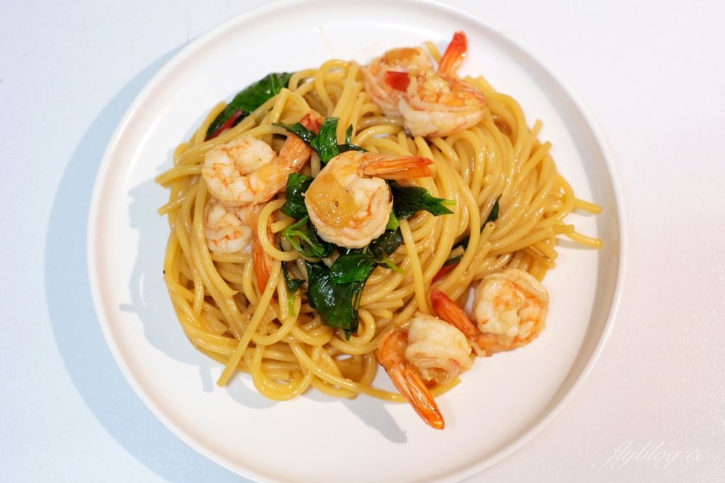 蒜香鮮蝦義大利麵做法｜簡單又好準備的清炒義大利麵食譜，15分鐘即可上桌 @飛天璇的口袋
