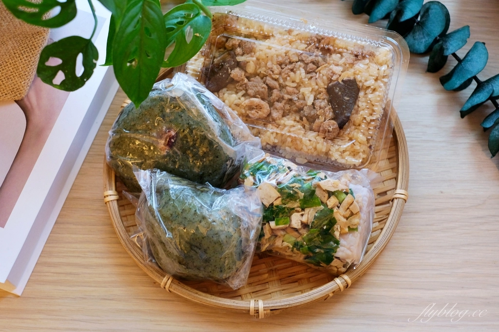 台中北屯｜好客食光客家米食，隱身東山市場裡的銅板美食，草仔粿、水粄、粽子、油飯、鹹米糕 @飛天璇的口袋