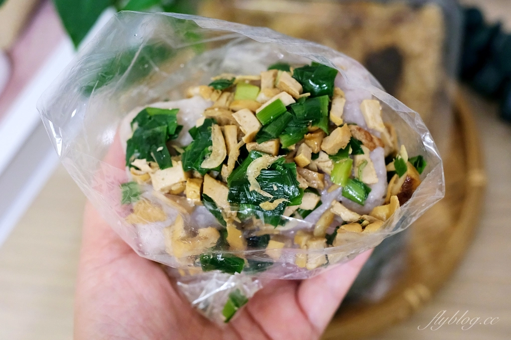 台中北屯｜好客食光客家米食，隱身東山市場裡的銅板美食，草仔粿、水粄、粽子、油飯、鹹米糕 @飛天璇的口袋