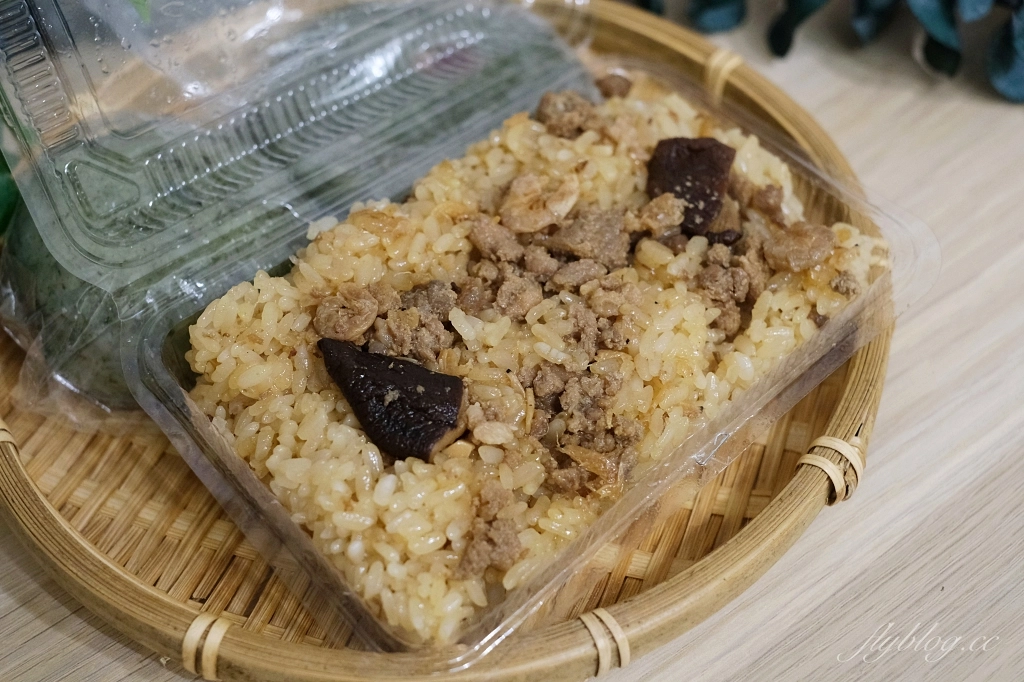台中北屯｜好客食光客家米食，隱身東山市場裡的銅板美食，草仔粿、水粄、粽子、油飯、鹹米糕 @飛天璇的口袋