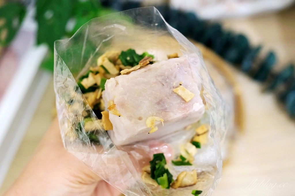 台中北屯｜好客食光客家米食，隱身東山市場裡的銅板美食，草仔粿、水粄、粽子、油飯、鹹米糕 @飛天璇的口袋