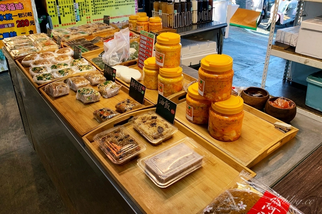 台中北屯｜好客食光客家米食，隱身東山市場裡的銅板美食，草仔粿、水粄、粽子、油飯、鹹米糕 @飛天璇的口袋