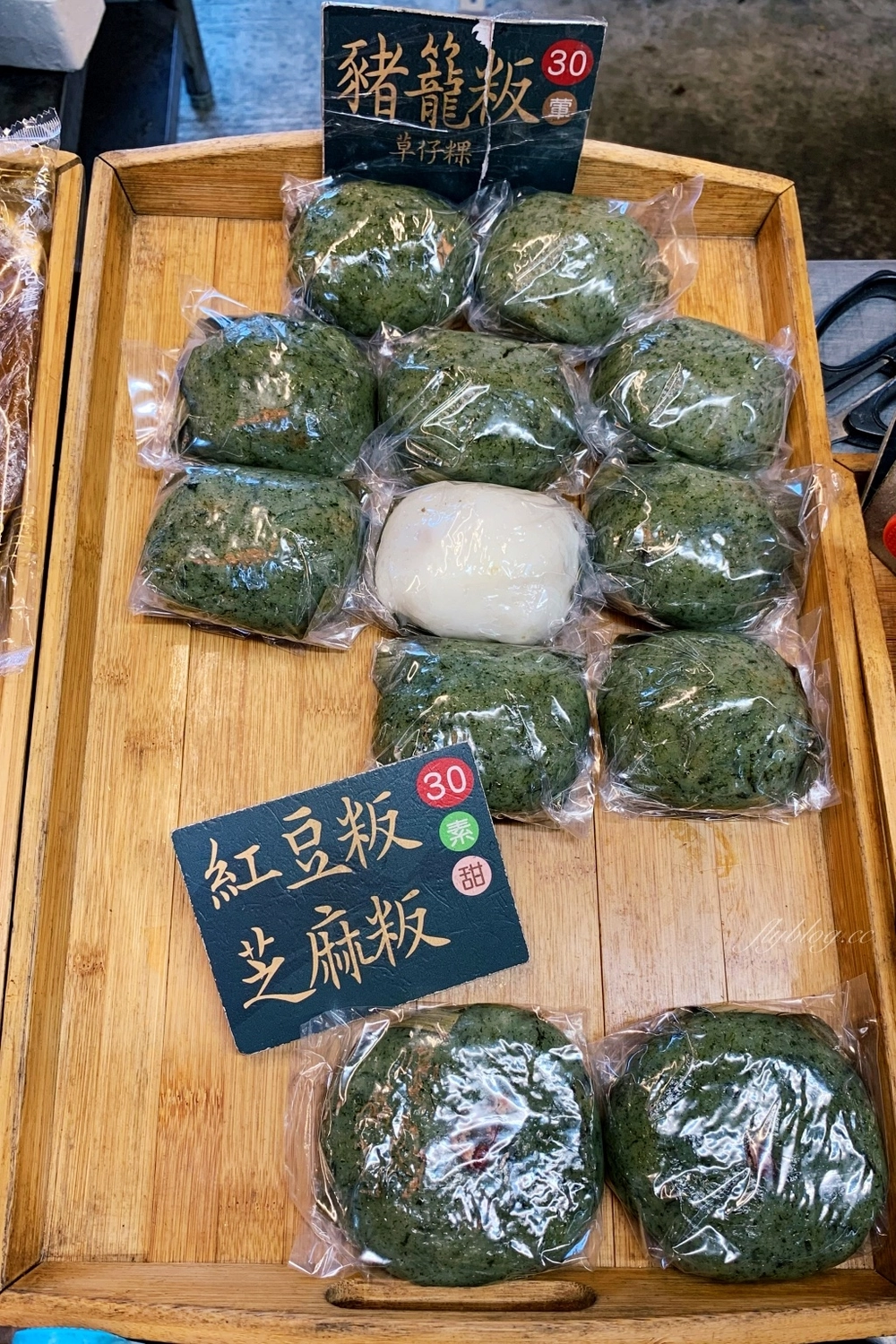 台中北屯｜好客食光客家米食，隱身東山市場裡的銅板美食，草仔粿、水粄、粽子、油飯、鹹米糕 @飛天璇的口袋