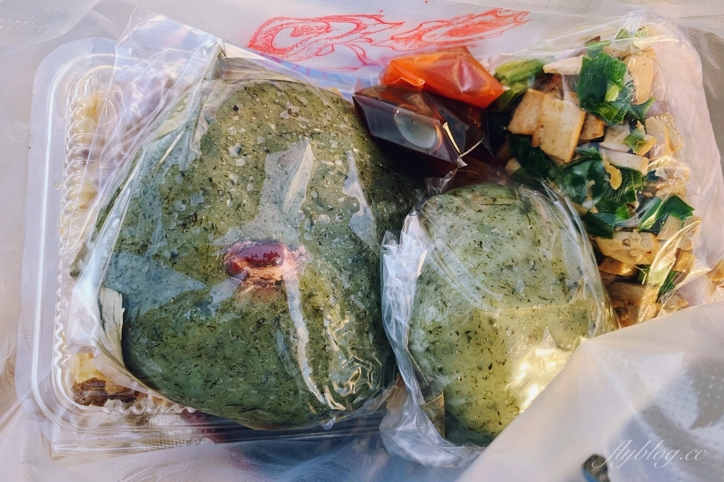 台中北屯｜好客食光客家米食，隱身東山市場裡的銅板美食，草仔粿、水粄、粽子、油飯、鹹米糕 @飛天璇的口袋