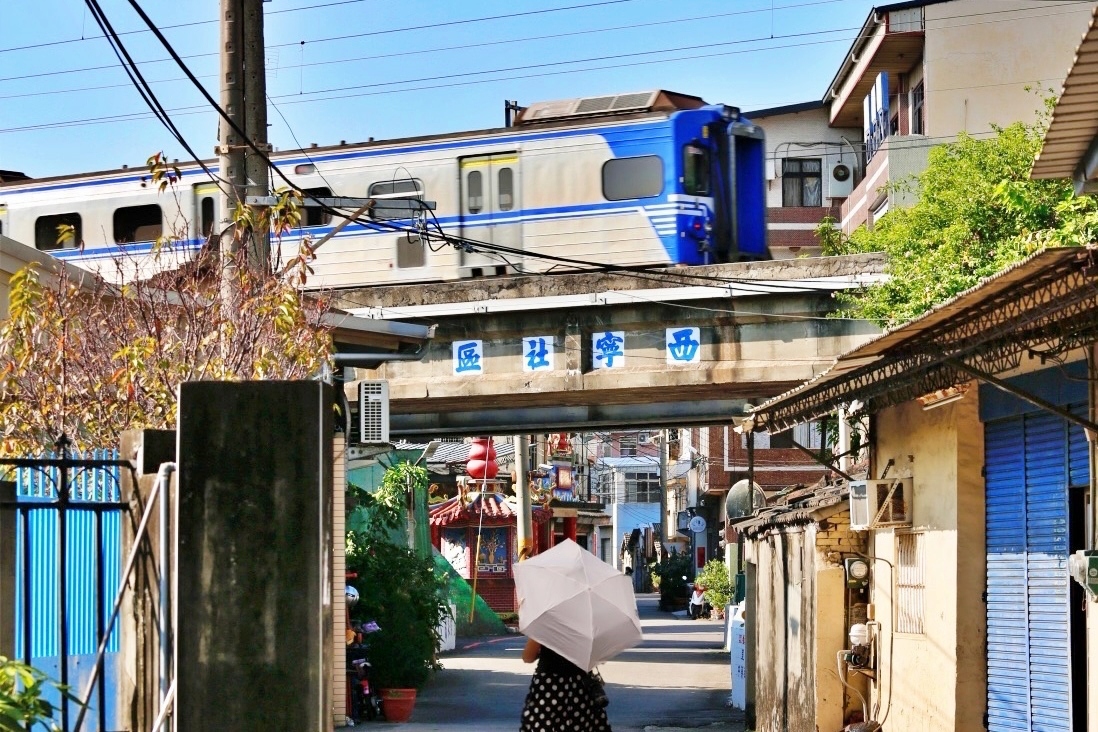 台中清水｜西寧社區火車．宛如置身漫畫中日本街頭的場景，巨大火車從頭上駛過 @飛天璇的口袋