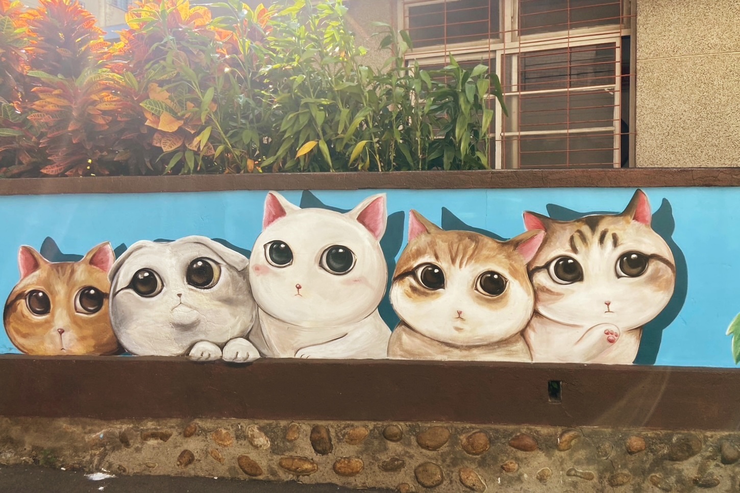 台中清水｜西寧社區火車．宛如置身漫畫中日本街頭的場景，巨大火車從頭上駛過 @飛天璇的口袋