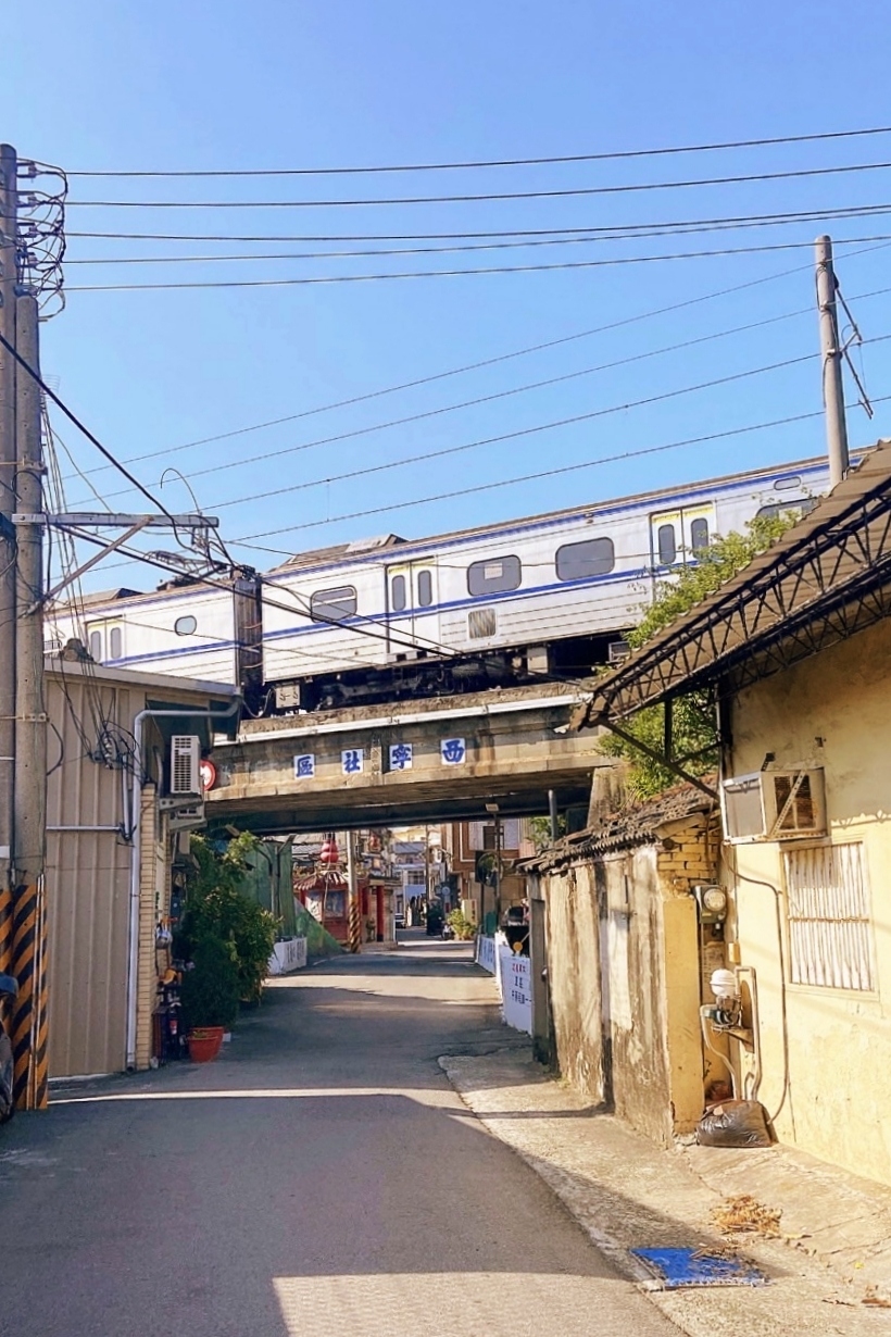 台中清水｜西寧社區火車．宛如置身漫畫中日本街頭的場景，巨大火車從頭上駛過 @飛天璇的口袋