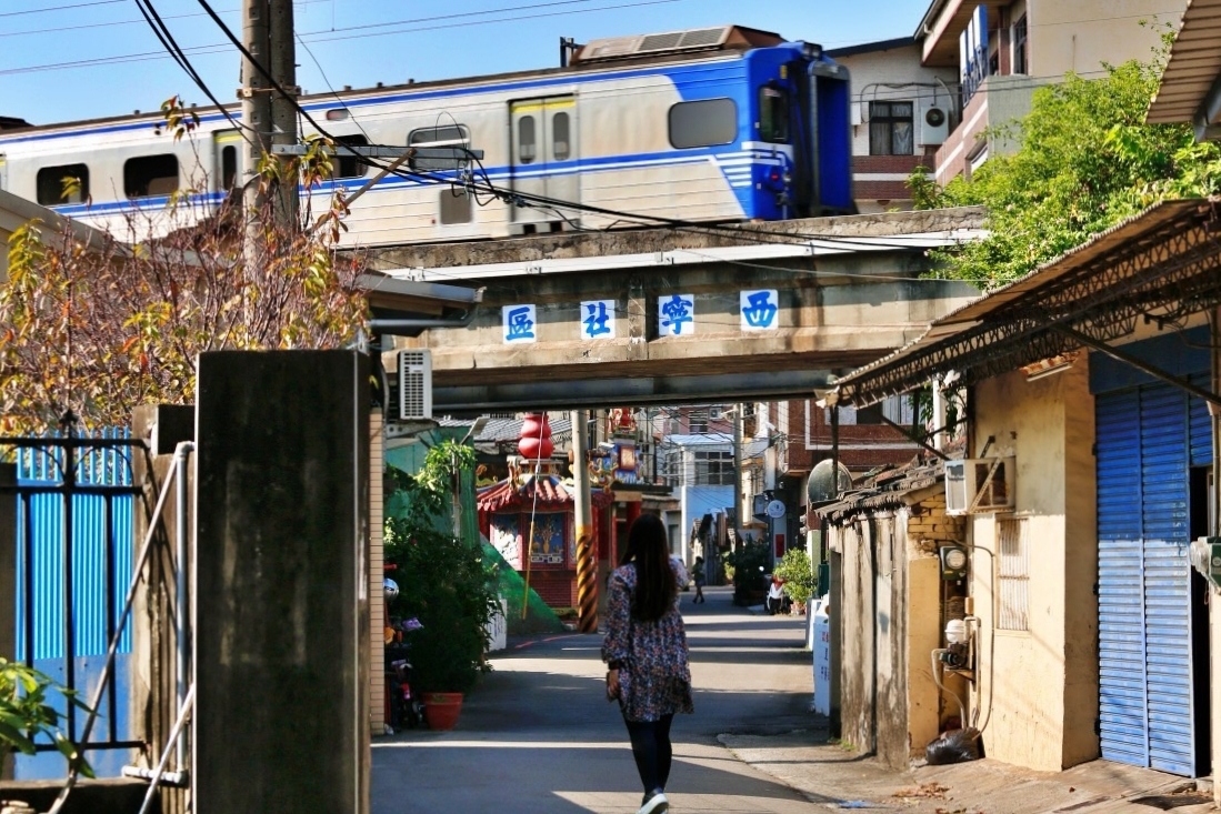 台中清水｜西寧社區火車．宛如置身漫畫中日本街頭的場景，巨大火車從頭上駛過 @飛天璇的口袋