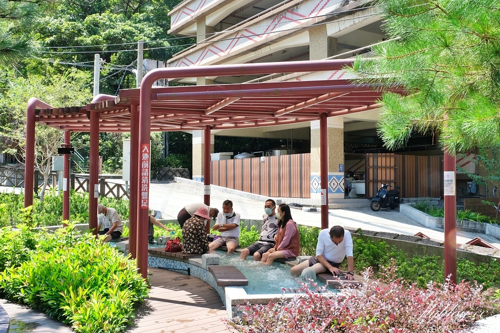 谷關溫泉公園｜谷關免費泡腳池，讓魚兒咬咬腳皮，再吃個鱘龍魚大餐 @飛天璇的口袋