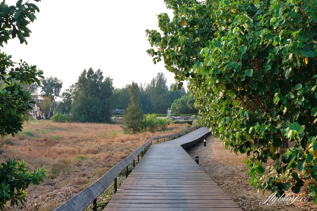 金門金寧｜慈湖落日觀海平台，金門著名的觀賞夕陽的景點，彩虹步道散步到湖下海堤 @飛天璇的口袋
