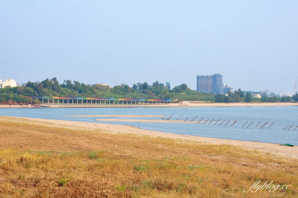 金門金寧｜慈湖落日觀海平台，金門著名的觀賞夕陽的景點，彩虹步道散步到湖下海堤 @飛天璇的口袋