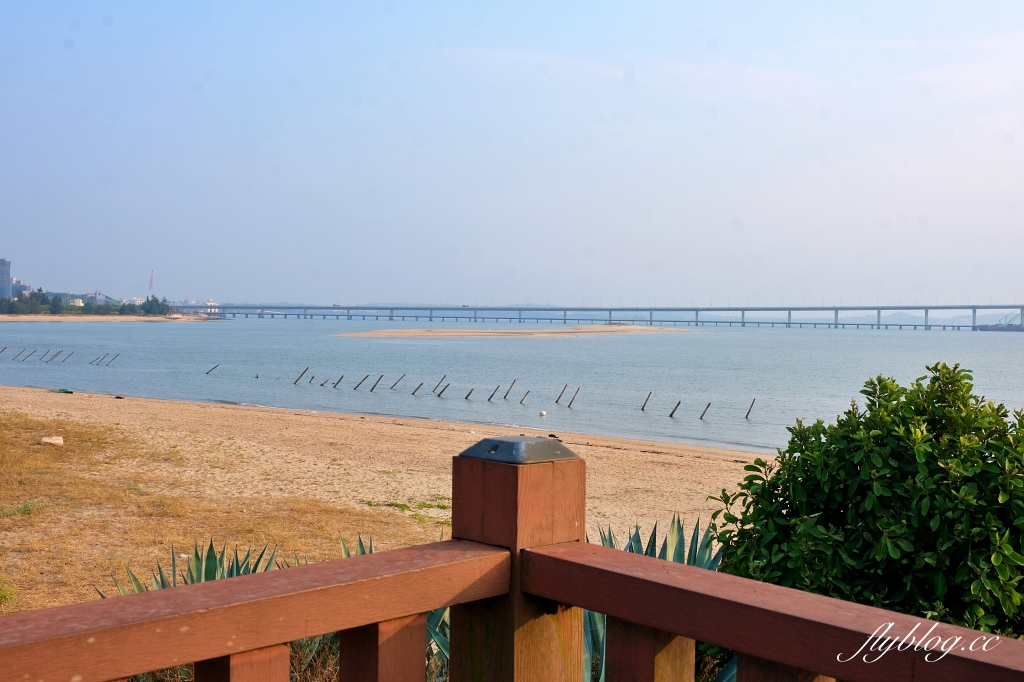 金門金寧｜慈湖落日觀海平台，金門著名的觀賞夕陽的景點，彩虹步道散步到湖下海堤 @飛天璇的口袋