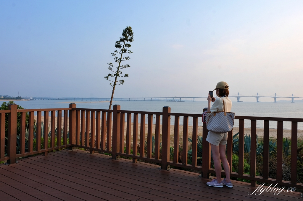 金門金寧｜慈湖落日觀海平台，金門著名的觀賞夕陽的景點，彩虹步道散步到湖下海堤 @飛天璇的口袋