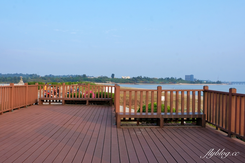 金門金寧｜慈湖落日觀海平台，金門著名的觀賞夕陽的景點，彩虹步道散步到湖下海堤 @飛天璇的口袋