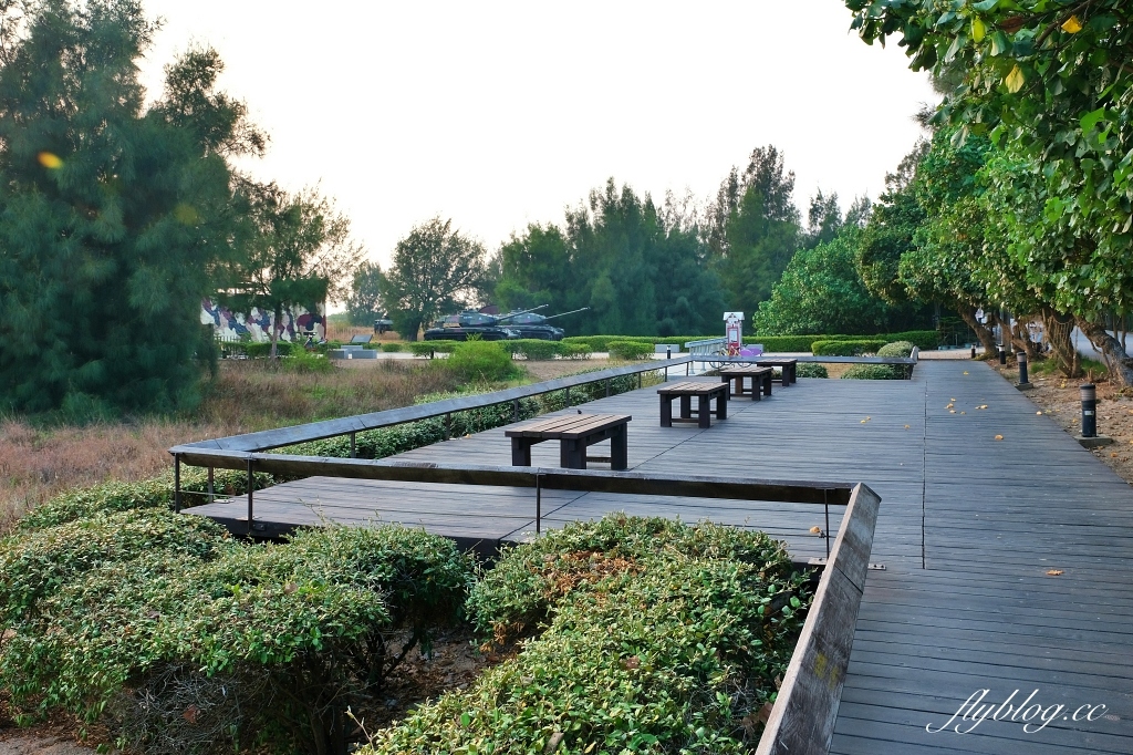 金門金寧｜慈湖落日觀海平台，金門著名的觀賞夕陽的景點，彩虹步道散步到湖下海堤 @飛天璇的口袋