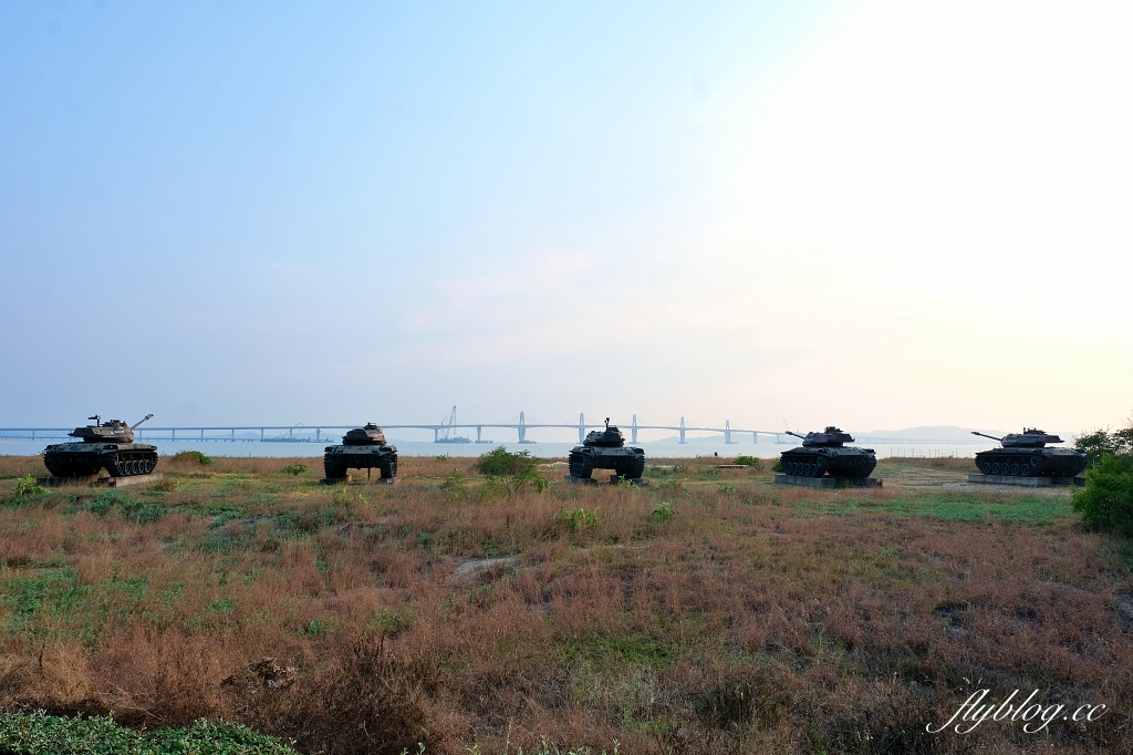 金門金寧｜慈湖落日觀海平台，金門著名的觀賞夕陽的景點，彩虹步道散步到湖下海堤 @飛天璇的口袋